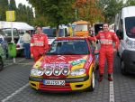 Das Team Schlömer-Saxler vor ihrem Rallye-Fahrzeug
